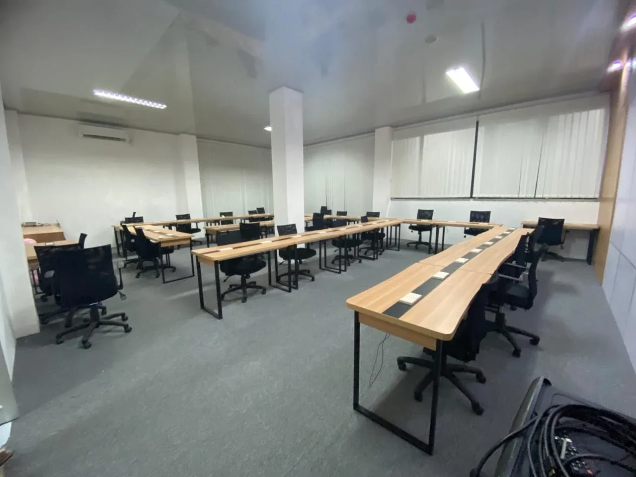 Gedung PLN MAMUJU — Pelaksanaan Interior 5