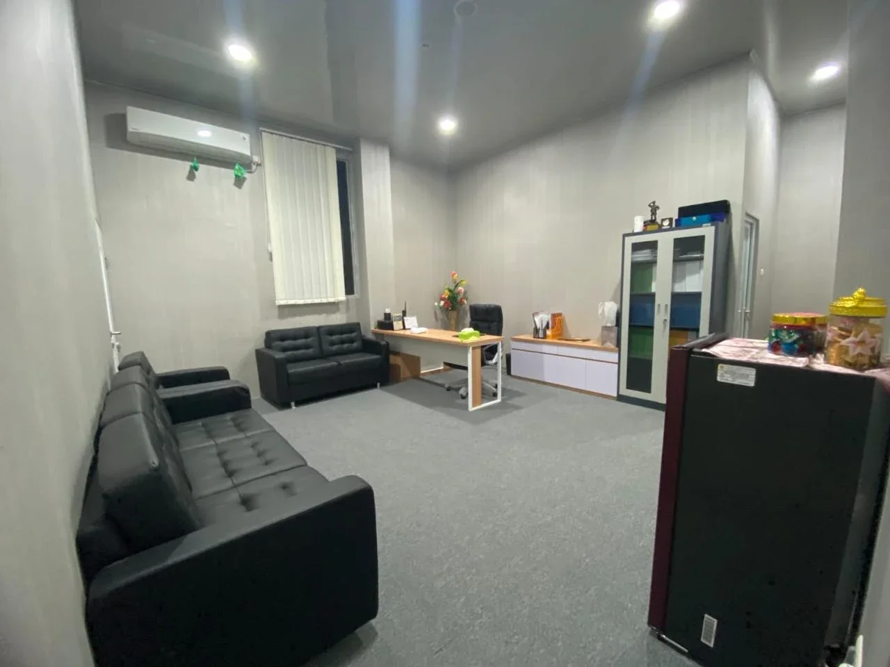 Gedung PLN MAMUJU — Pelaksanaan Interior 8